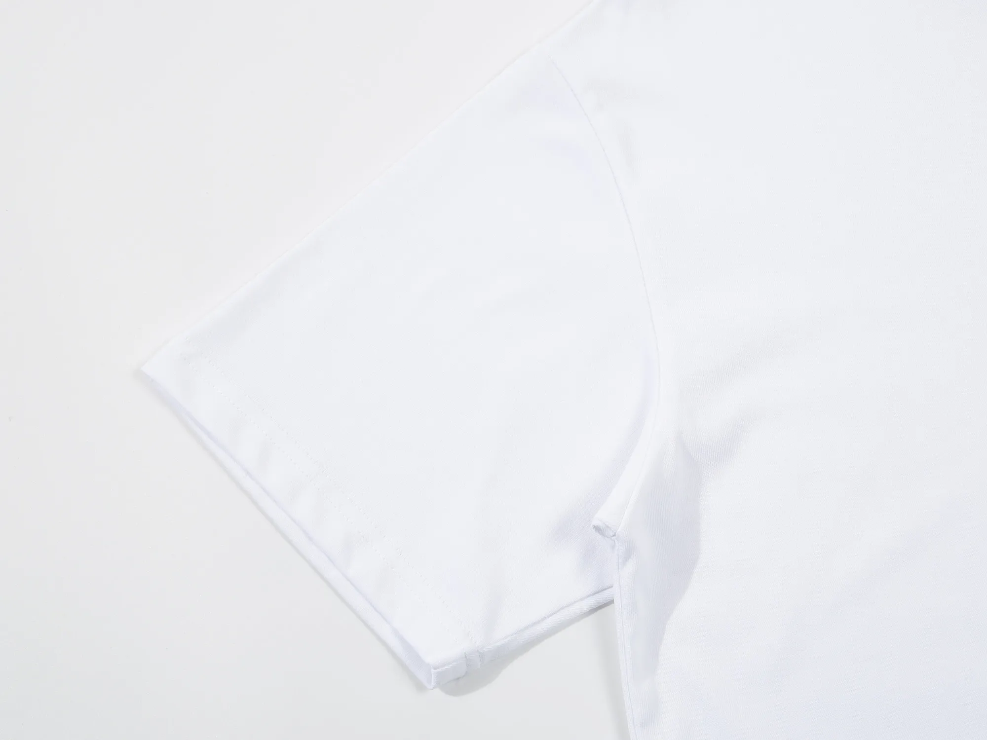 🅿️160 Stone Island Short Sleeve - Made of 280g double yarn pure cotton, the fabric color is custom-dyed and will not shrink or fade. Comfortable to the touch and super texture❤️Full set of accessories. A must-have for trendy men and trendy women, the classic off-shoulder slightly wide version is available exclusively from stock!           ⚠ Top version official website quality ❕ Color: White Black Size: S M L XL Crowd: Same style for men and women